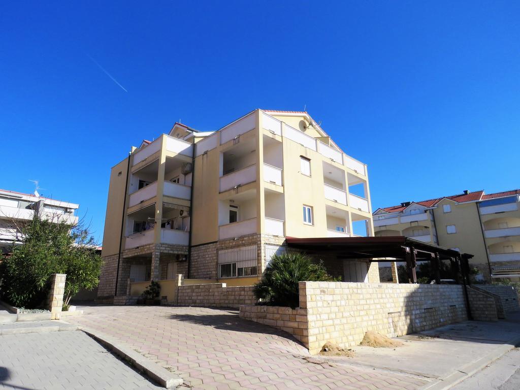 Apartments Party Novalja Exterior foto